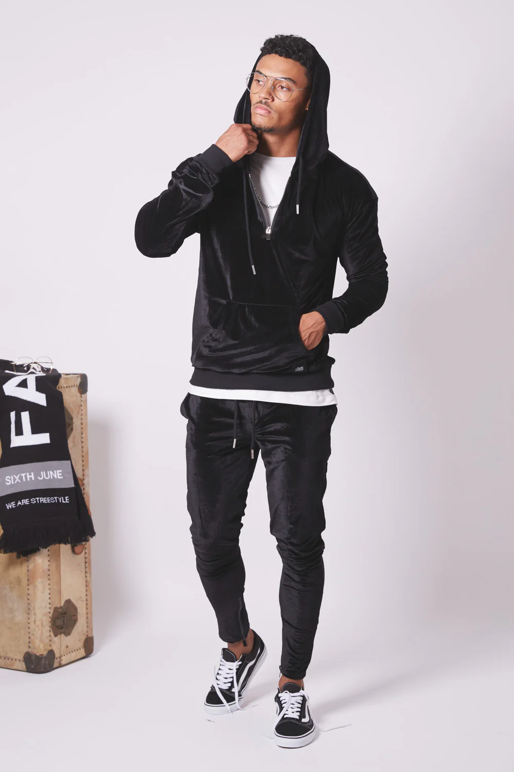 Sweat capuche velours noir - Image 4