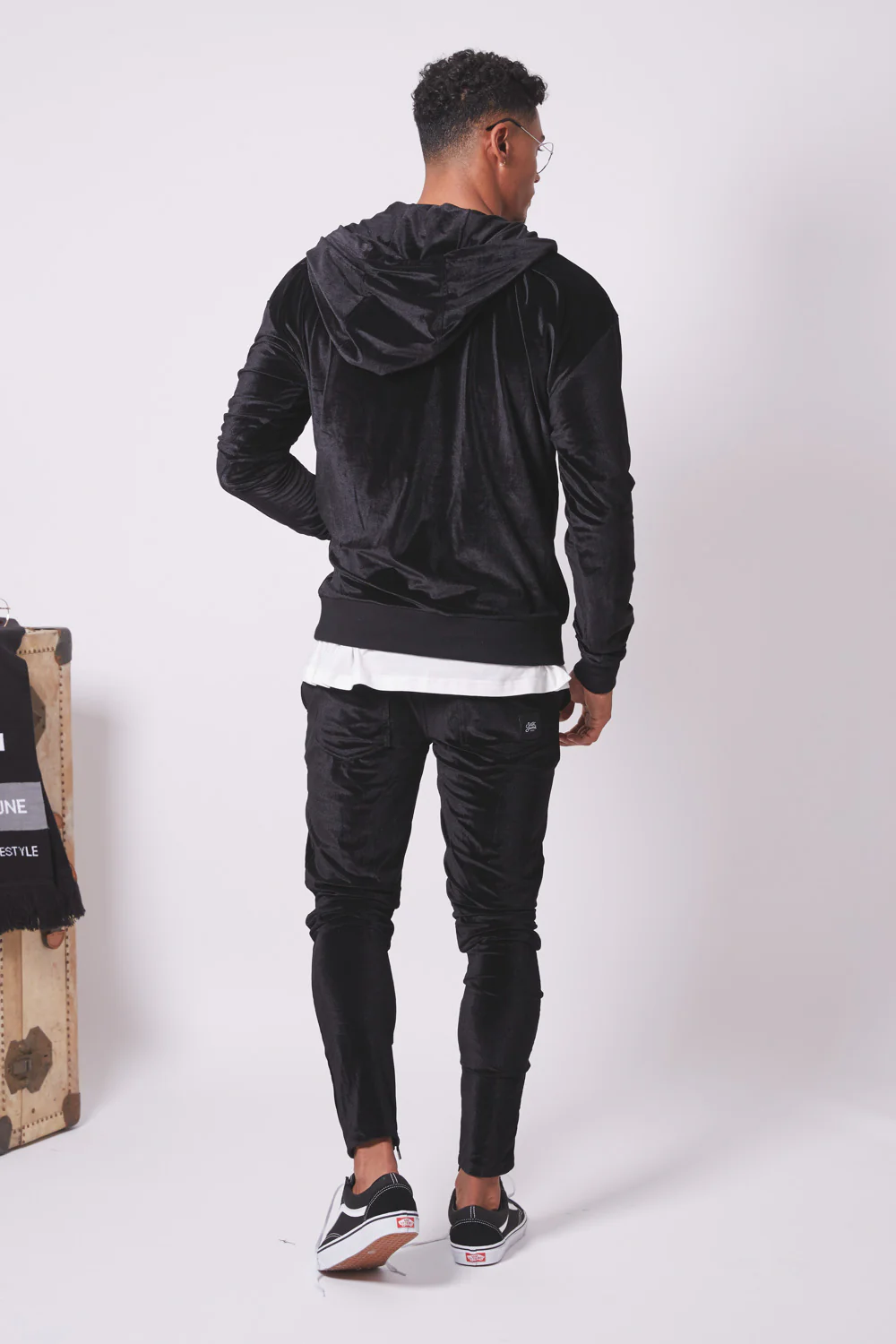 Sweat capuche velours noir - Image 5