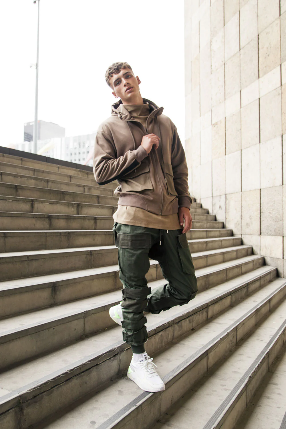 Sweat capuche zippée cargo beige - Image 9