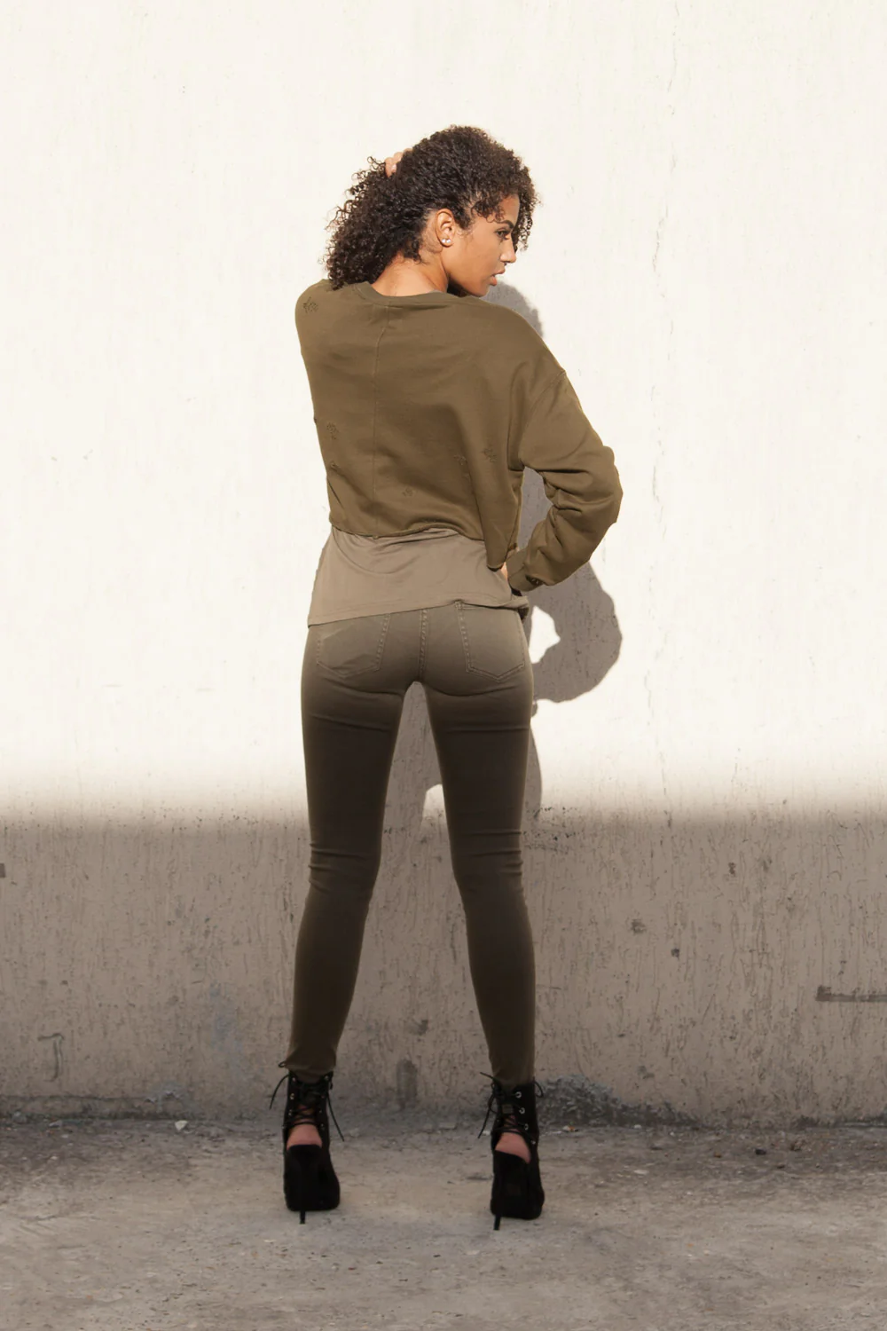 Sweat court oversize Femme destroy kaki W2250VSW - Image 4