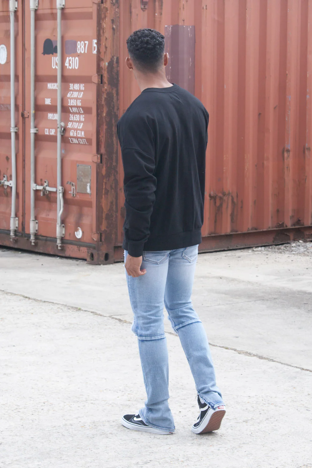 Sweatshirt brodé roses noir - Image 4