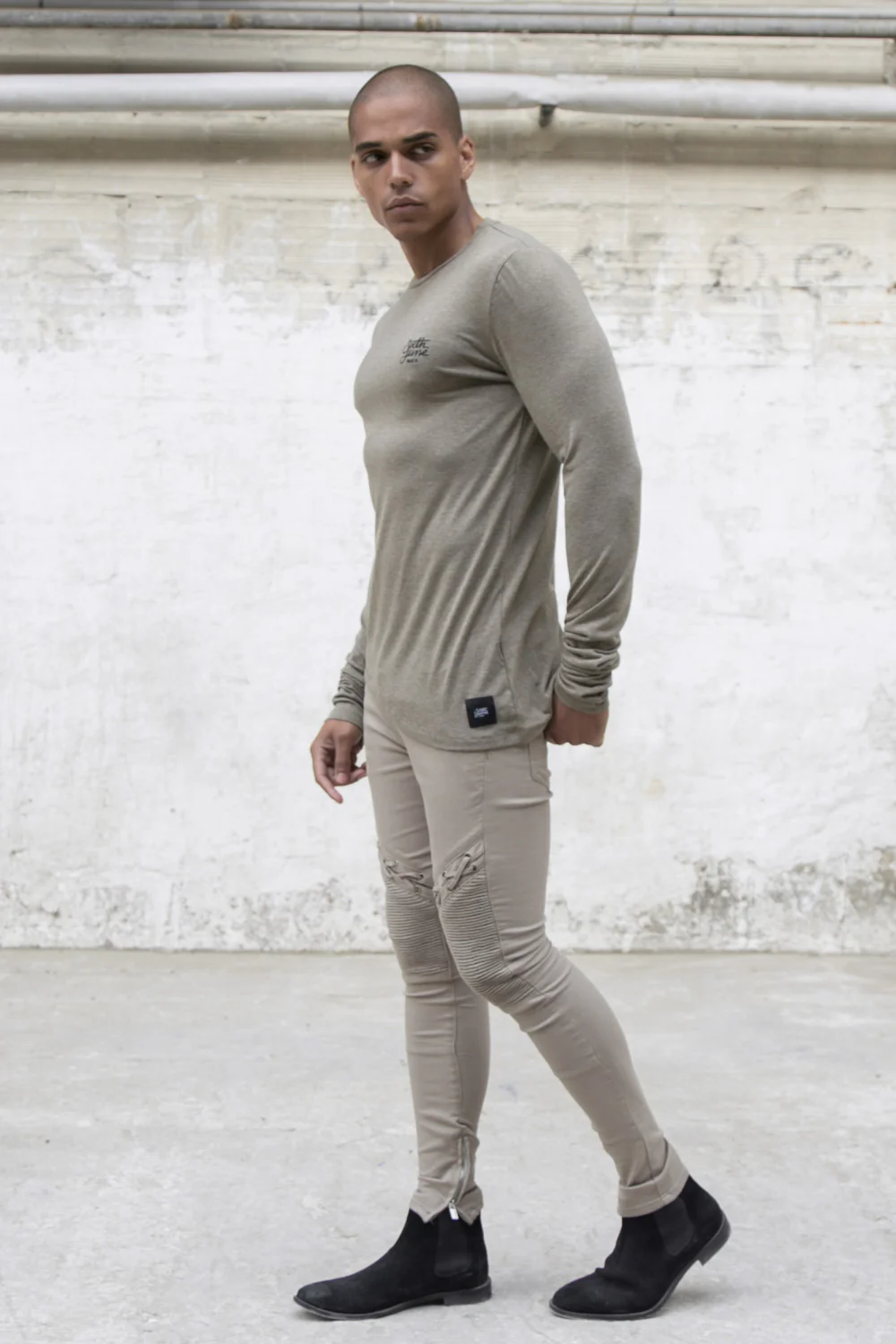 T-shirt ajusté asymétrique logo kaki - Image 4
