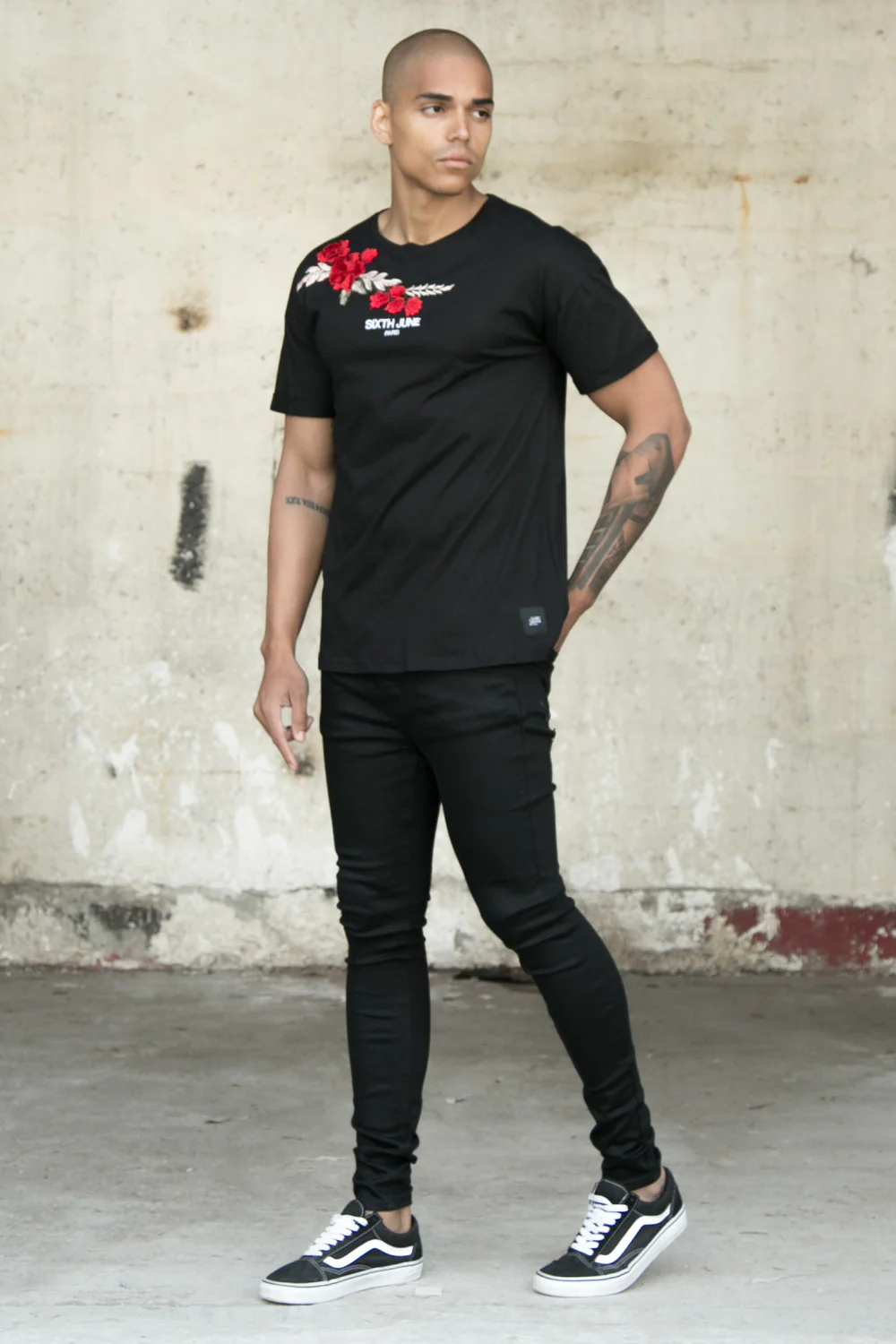 T-shirt brodé fleurs noir - Image 2