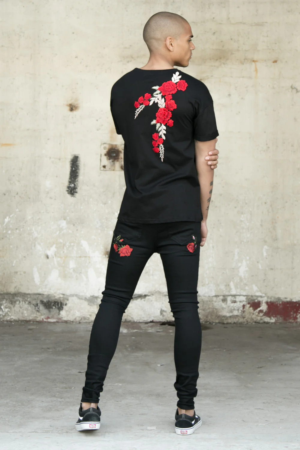 T-shirt brodé fleurs noir - Image 3