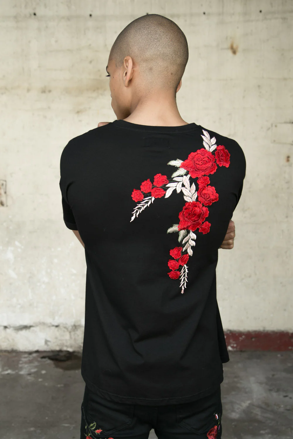 T-shirt brodé fleurs noir - Image 4