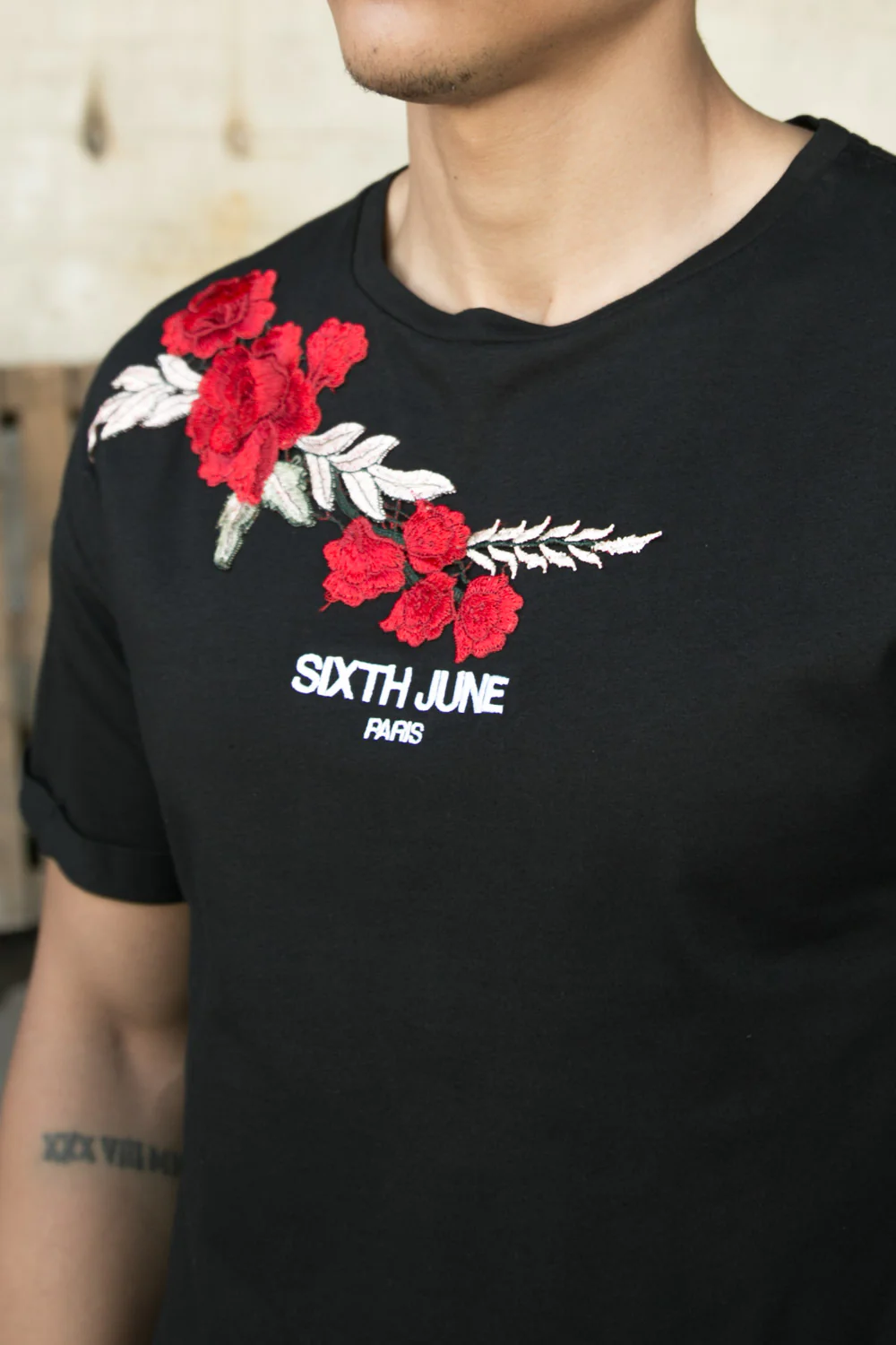 T-shirt brodé fleurs noir - Image 5