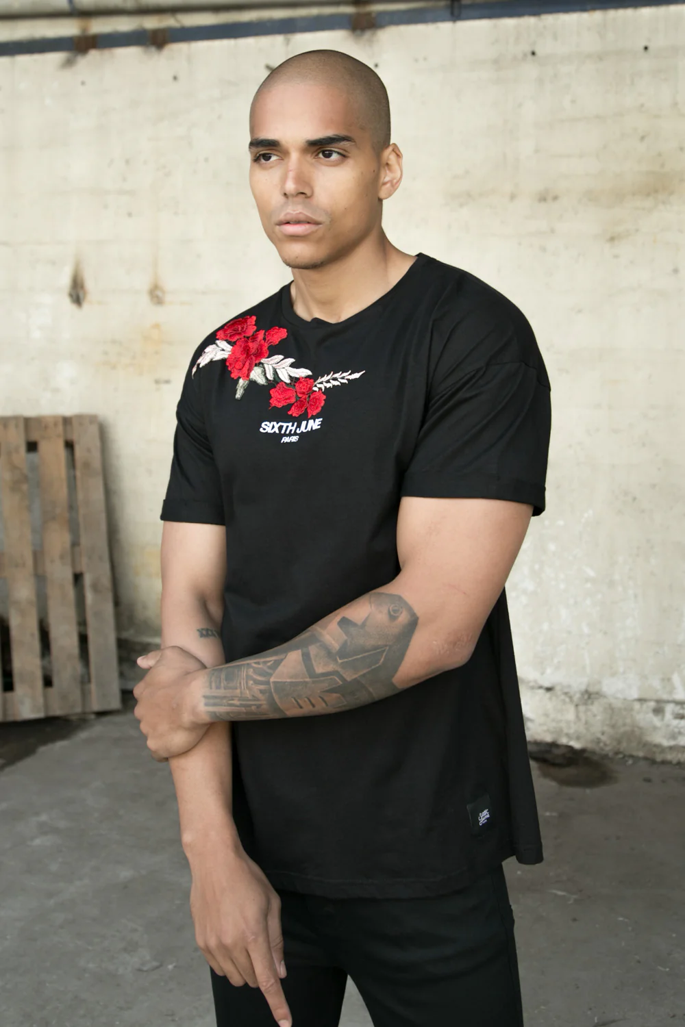 T-shirt brodé fleurs noir - Image 6