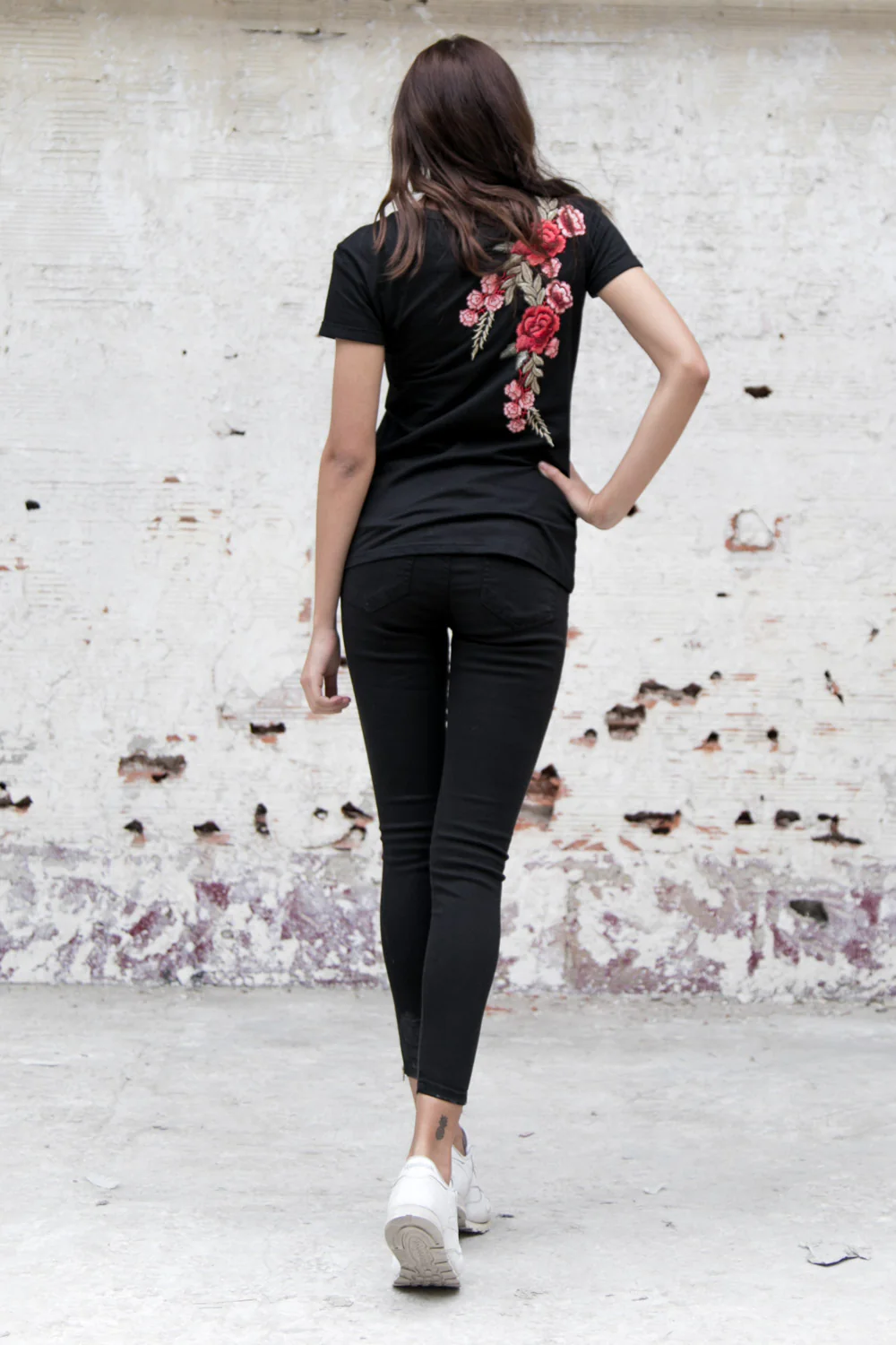 T-shirt brodé fleurs noir - Image 3