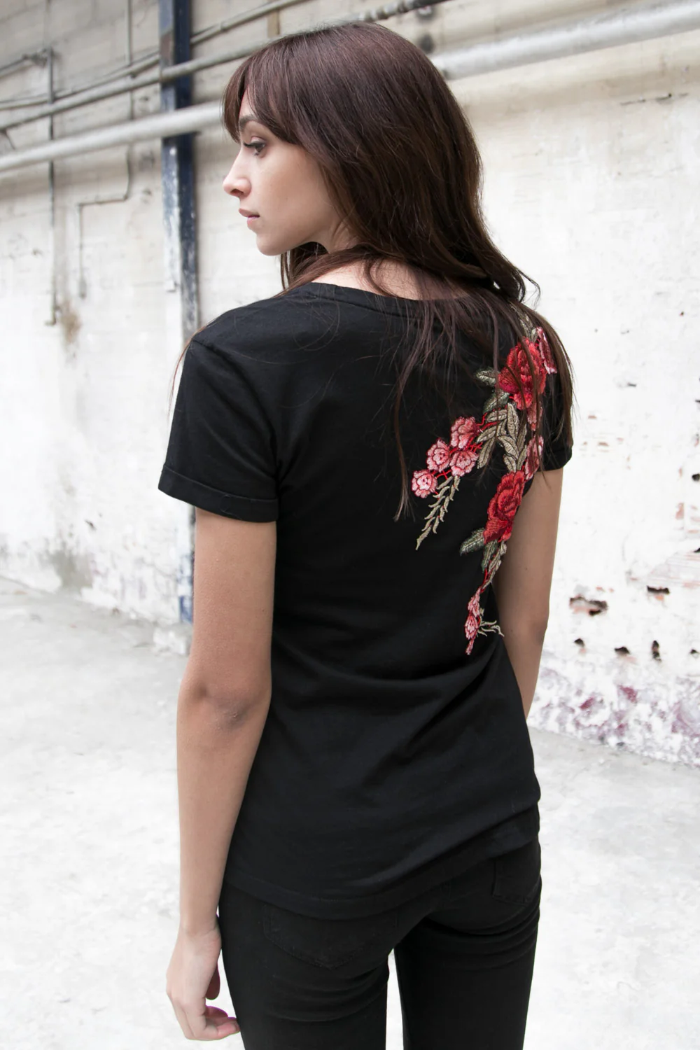 T-shirt brodé fleurs noir - Image 6