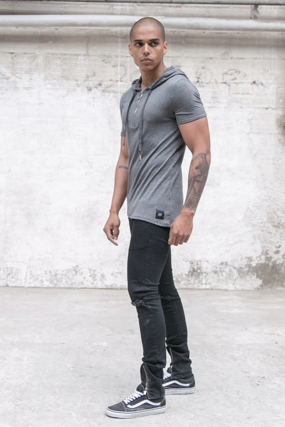 T-shirt capuche asymétrique gris foncé - Image 3