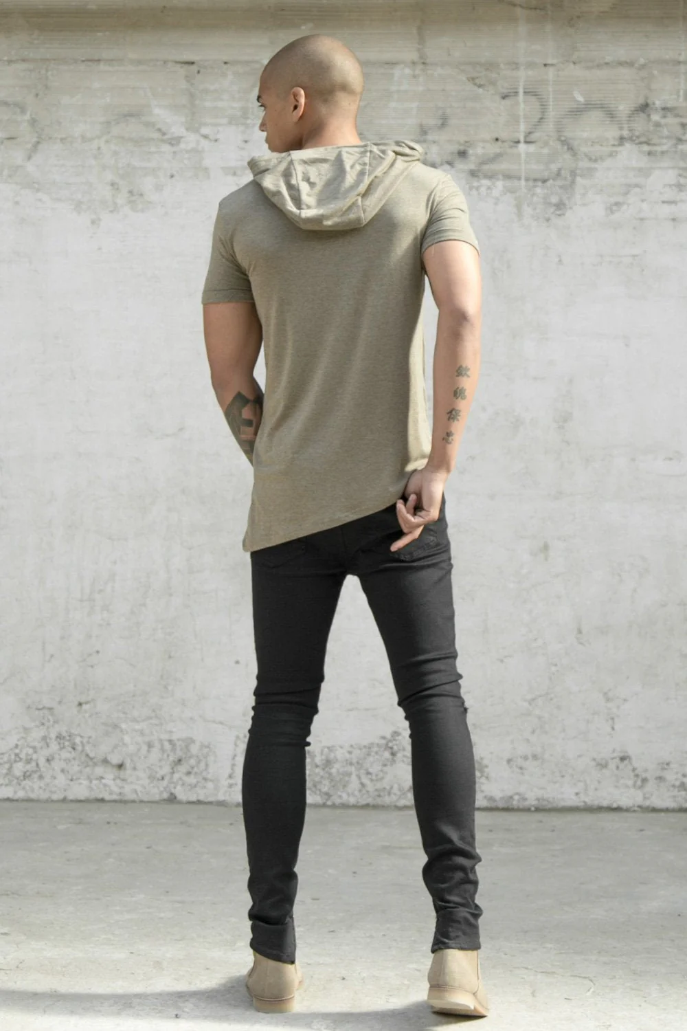 T-shirt capuche asymétrique kaki - Image 3