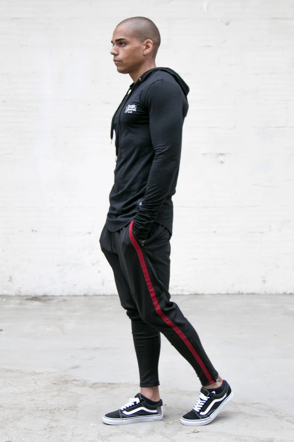 T-shirt capuche moulant logo noir - Image 4