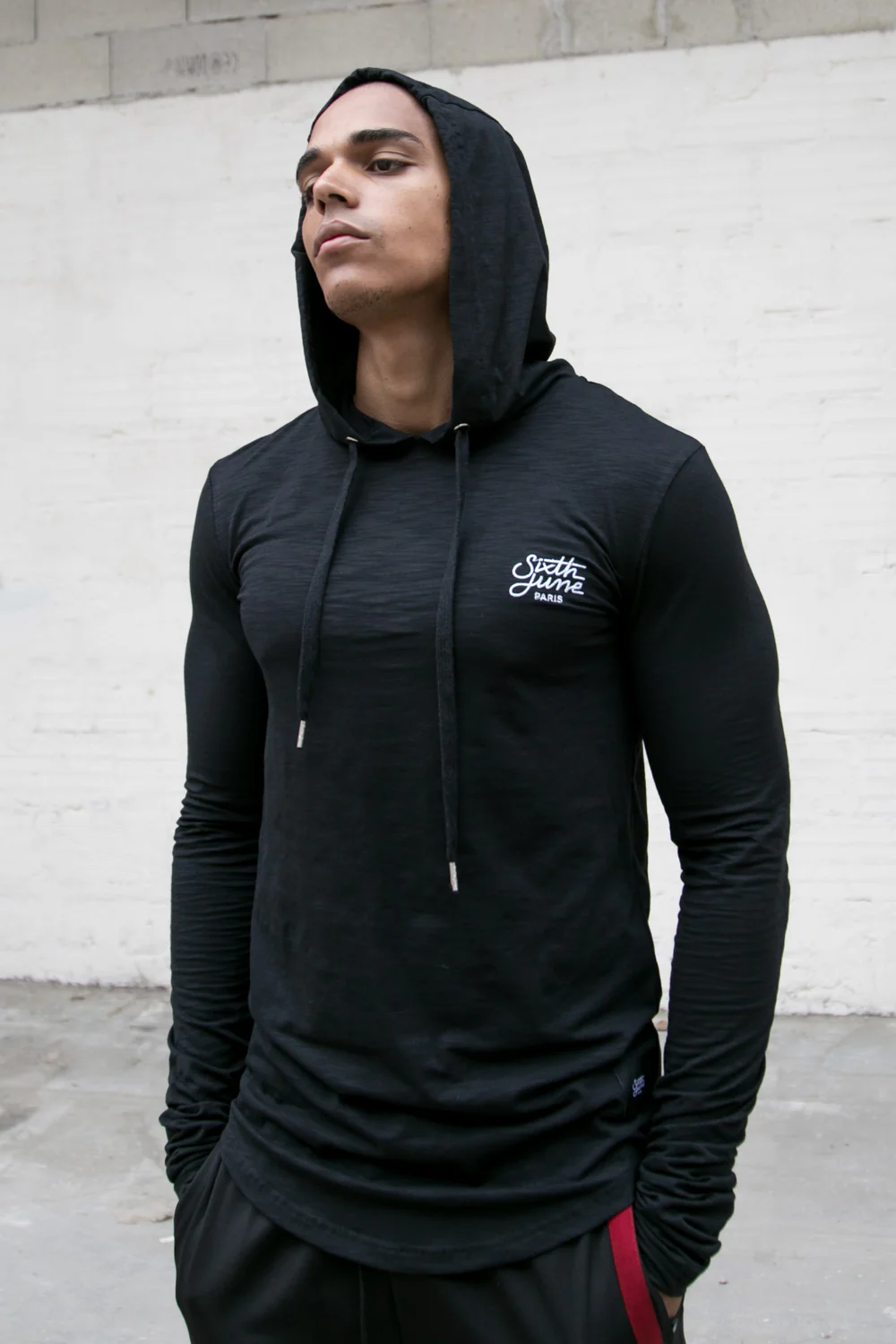 T-shirt capuche moulant logo noir - Image 5