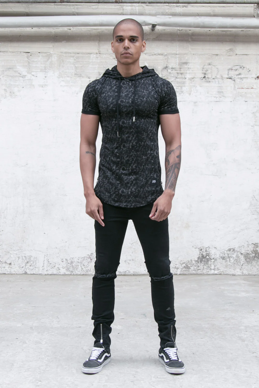 T-shirt capuche moulant tie dye noir - Image 2