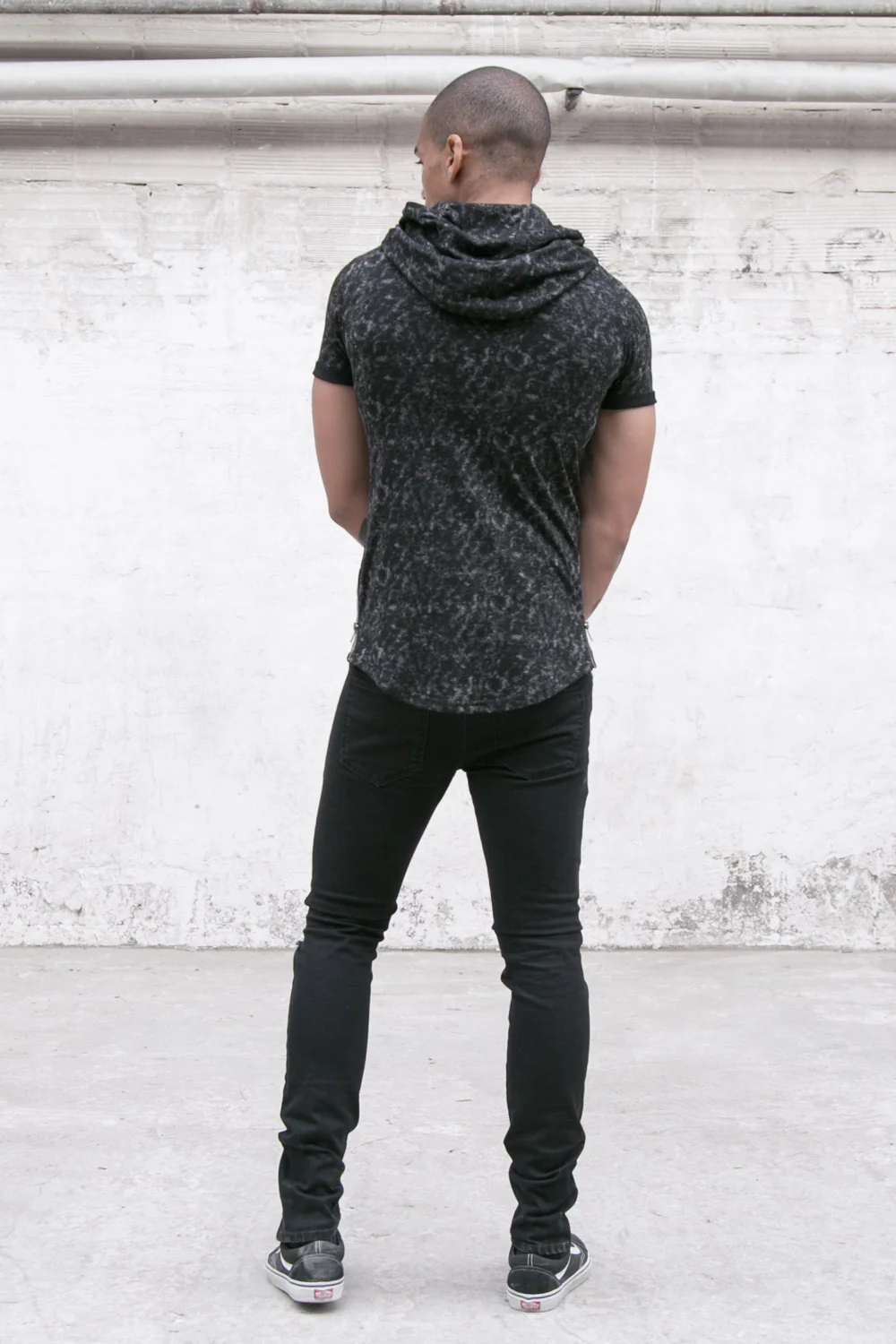 T-shirt capuche moulant tie dye noir - Image 3