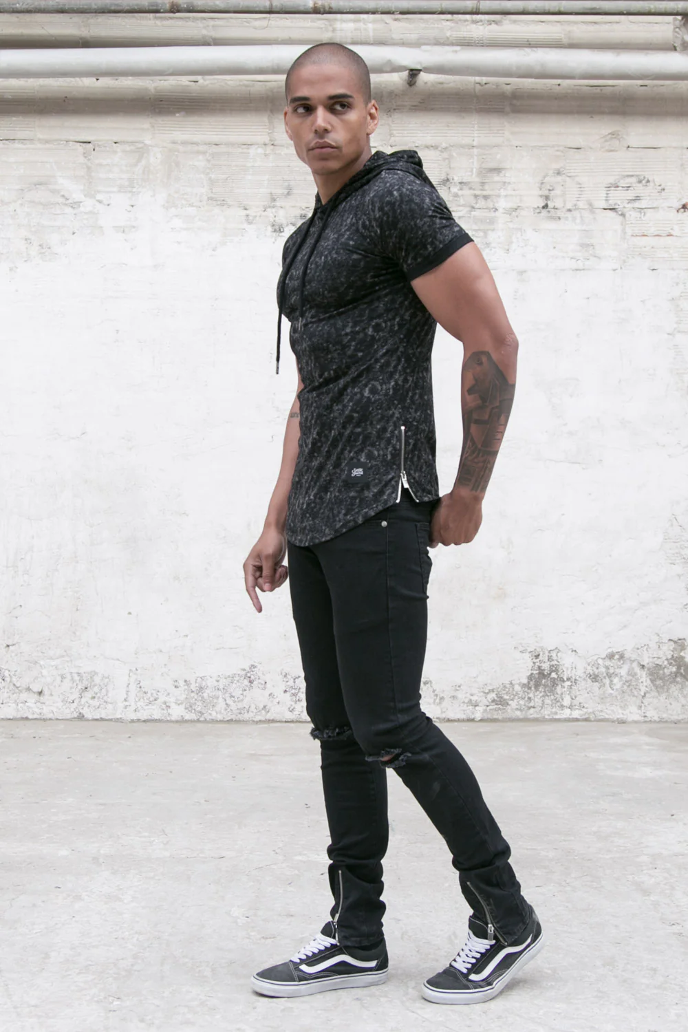 T-shirt capuche moulant tie dye noir - Image 4