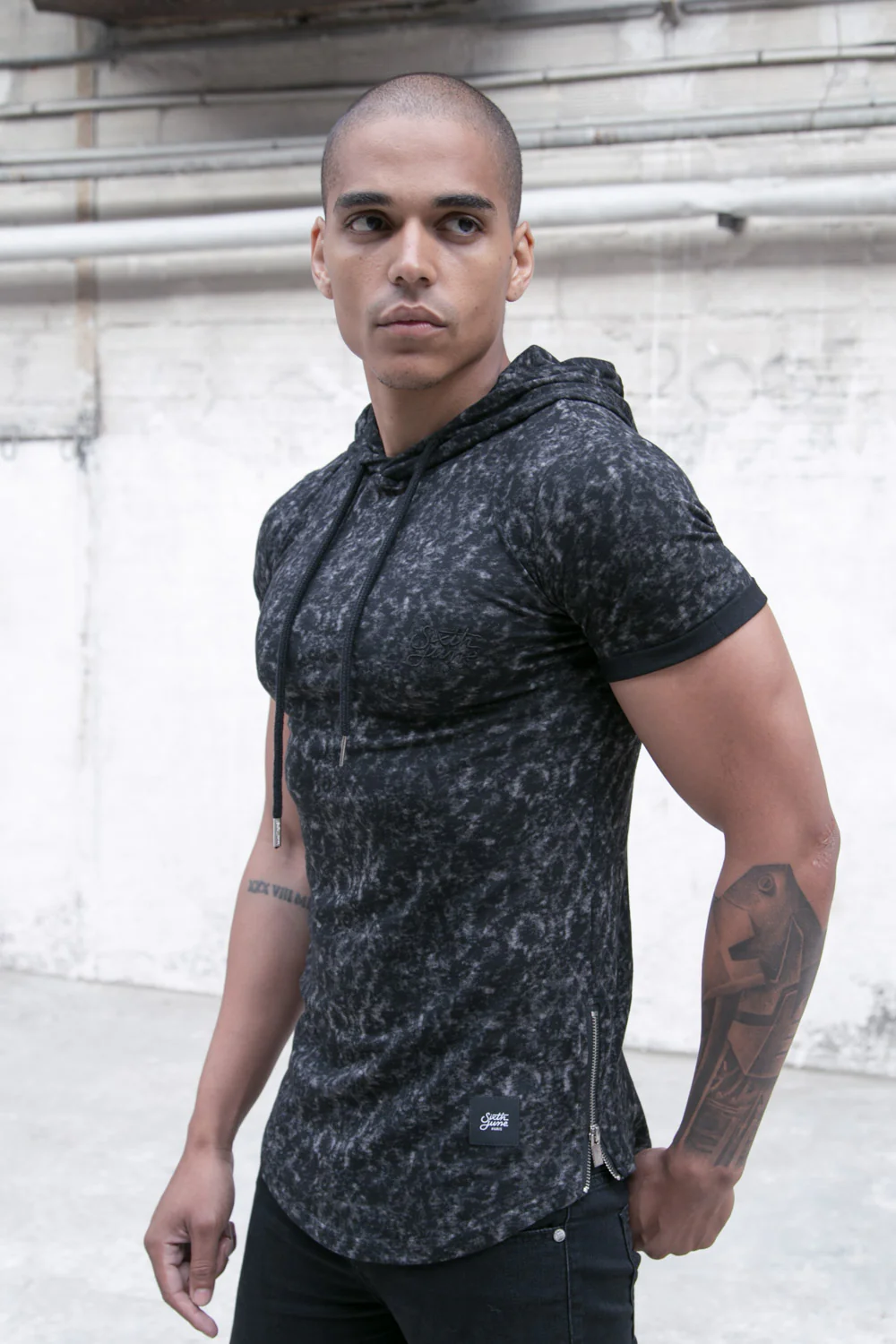 T-shirt capuche moulant tie dye noir - Image 5