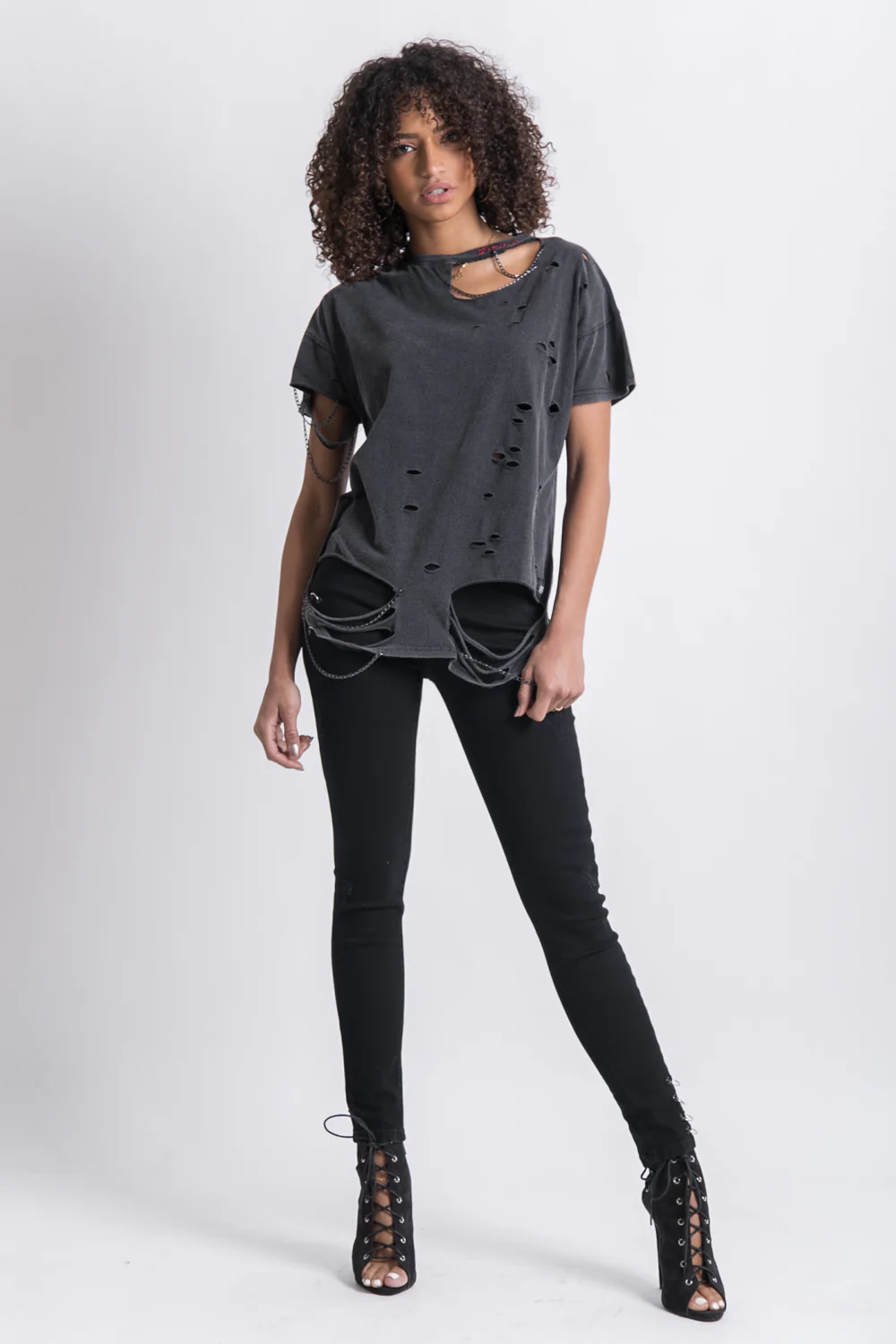 T-shirt effiloché trous noir - Image 2