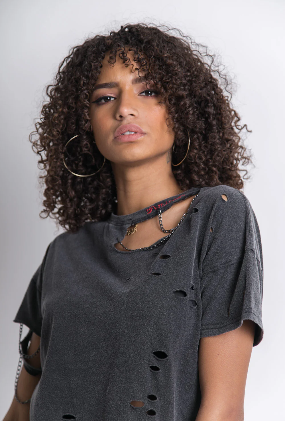 T-shirt effiloché trous noir - Image 5