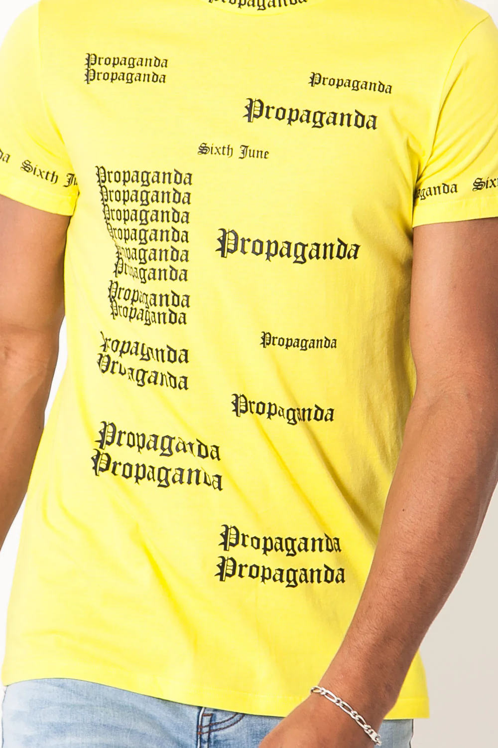 T-shirt imprimé Propaganda gothic jaune - Image 3