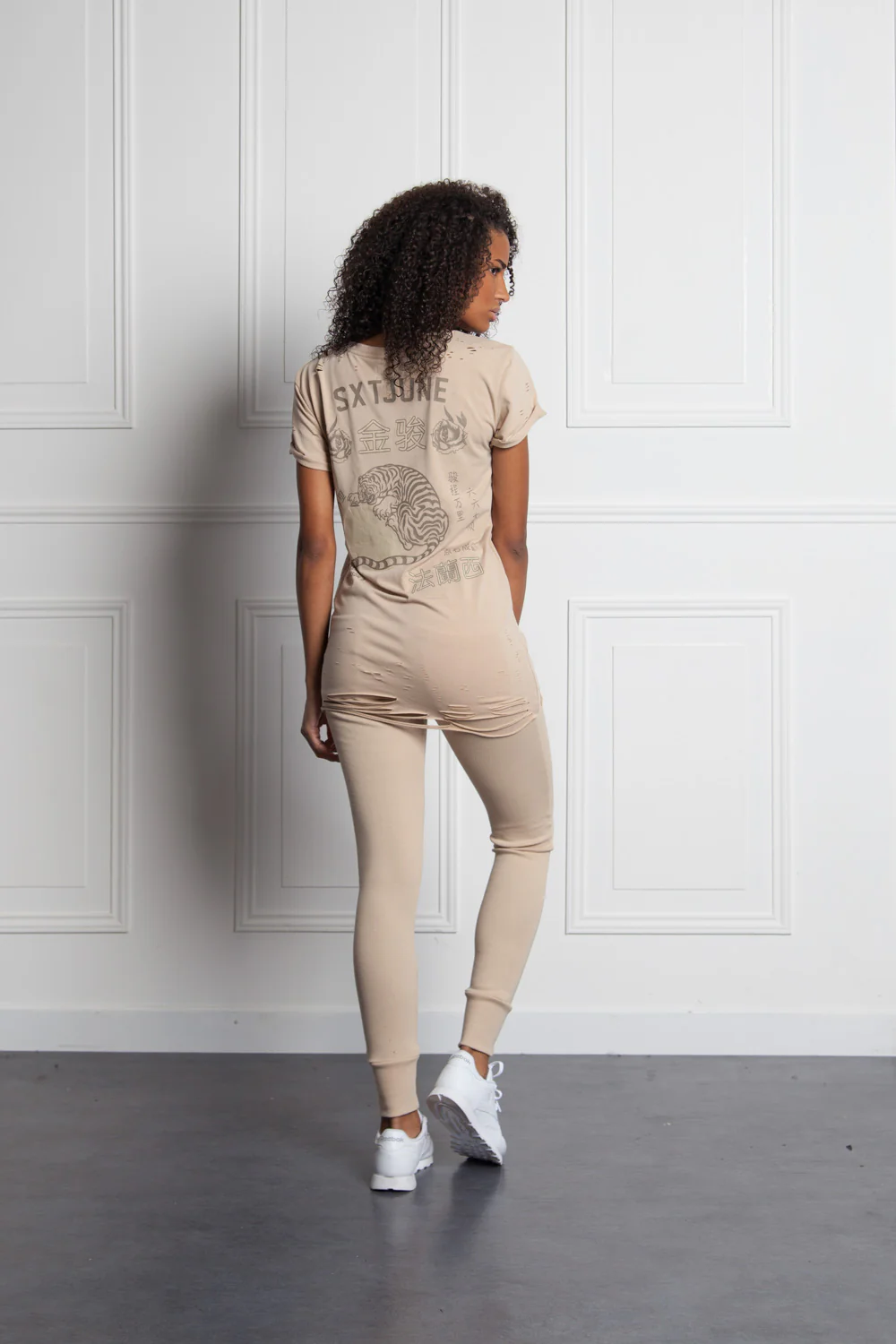 T-shirt imprimés chinois Femme destroy beige W2359VTS - Image 3