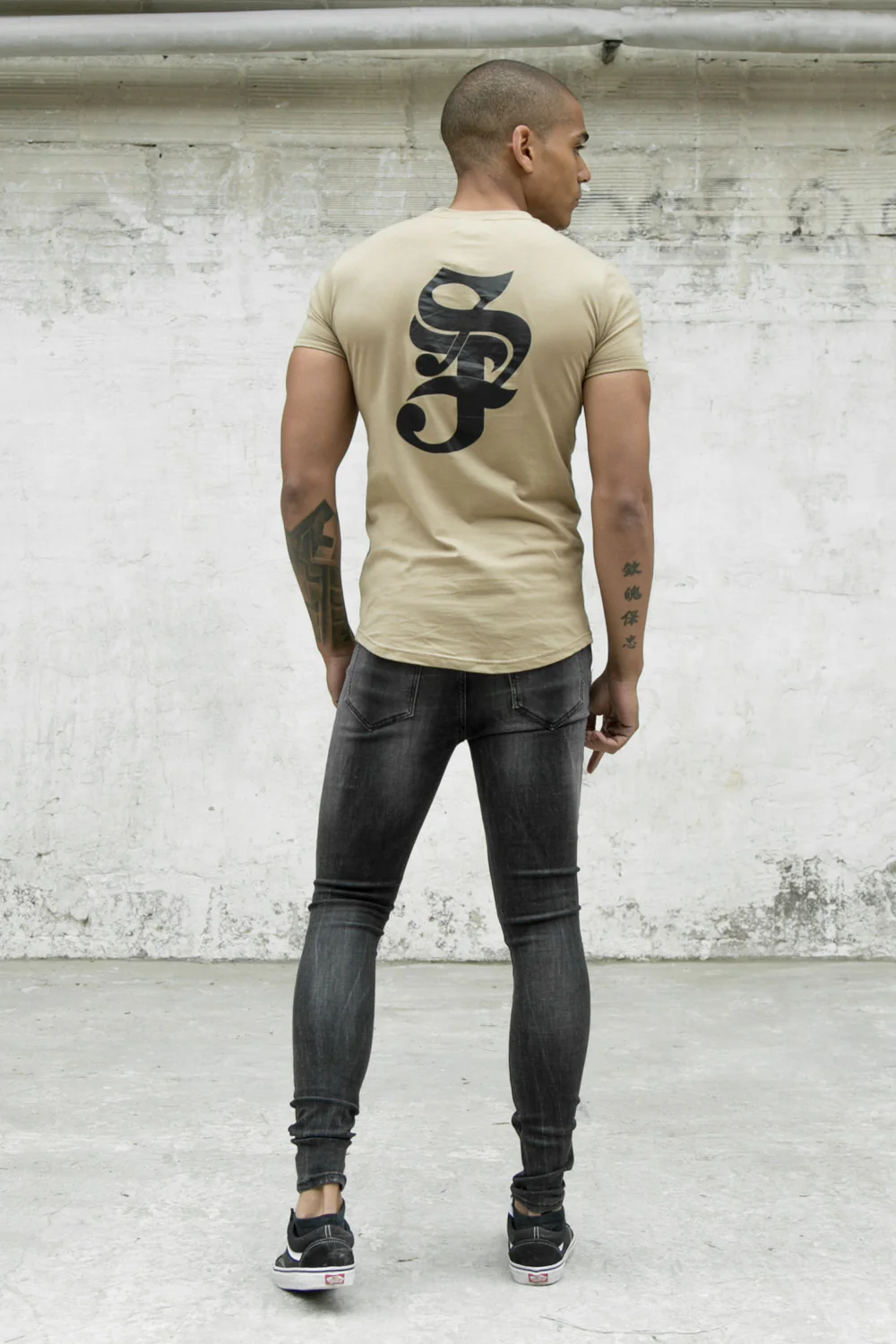 T-shirt moulant logo gothique beige - Image 2