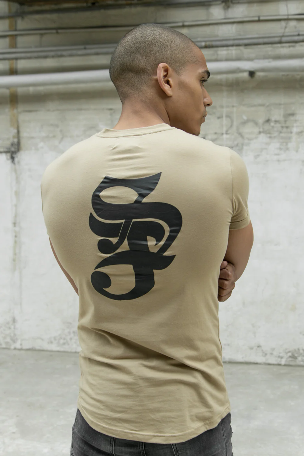 T-shirt moulant logo gothique beige - Image 4