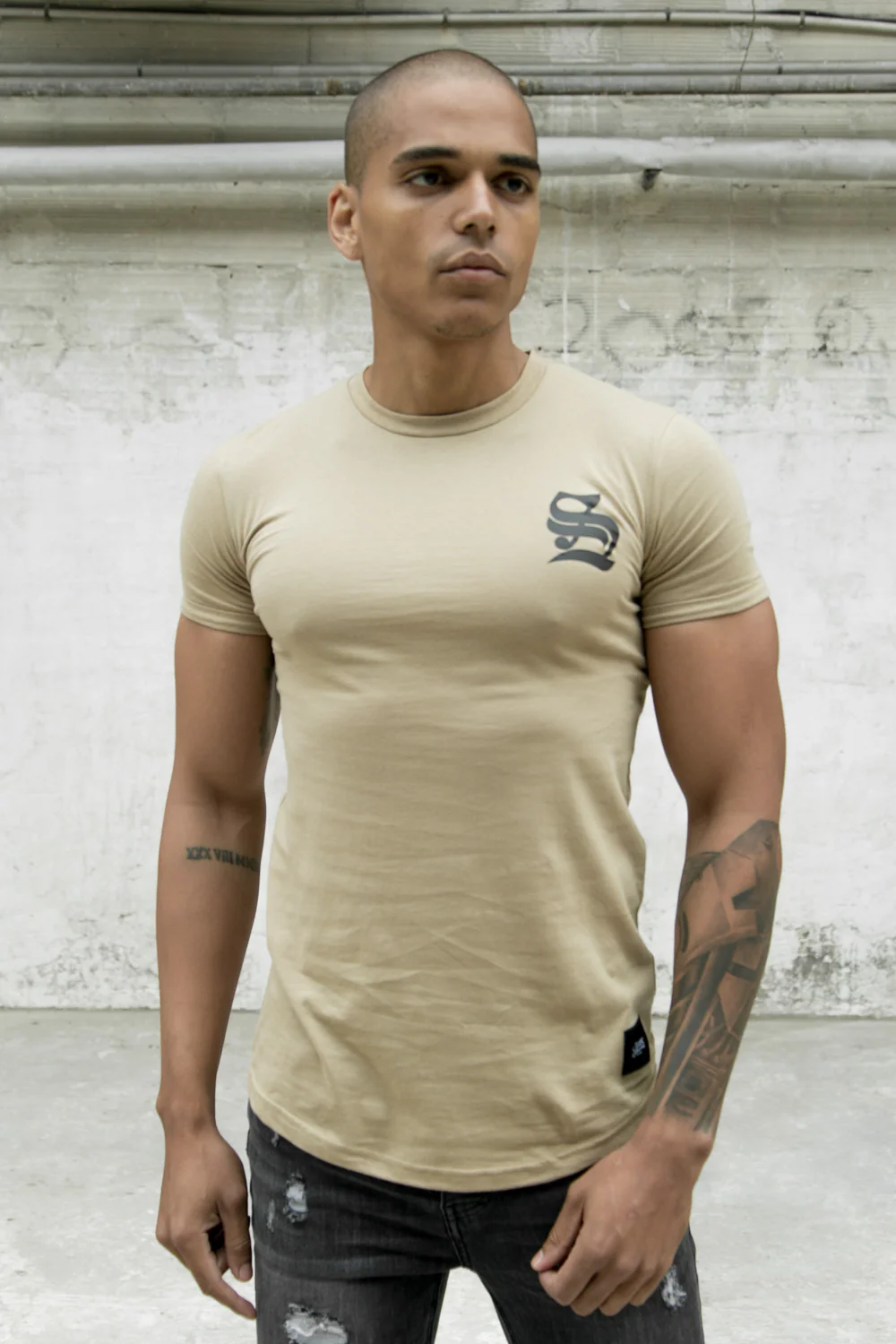 T-shirt moulant logo gothique beige - Image 5