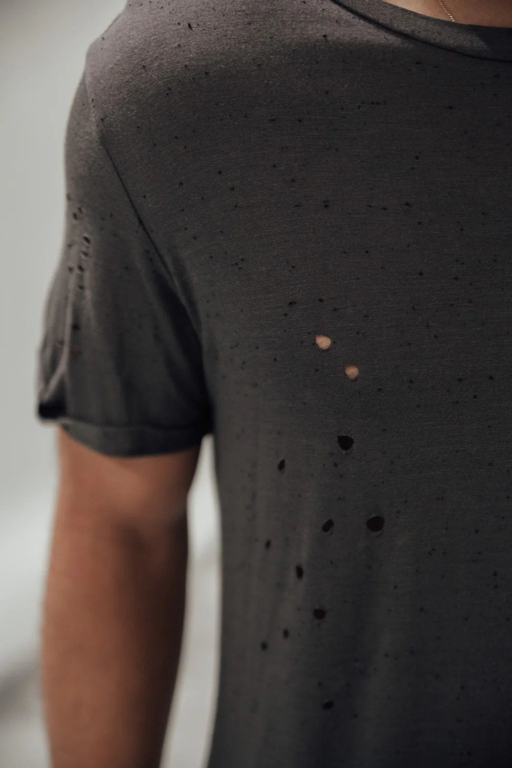 T-shirt oversize moucheté destroy gris foncé M2222VTS - Image 5