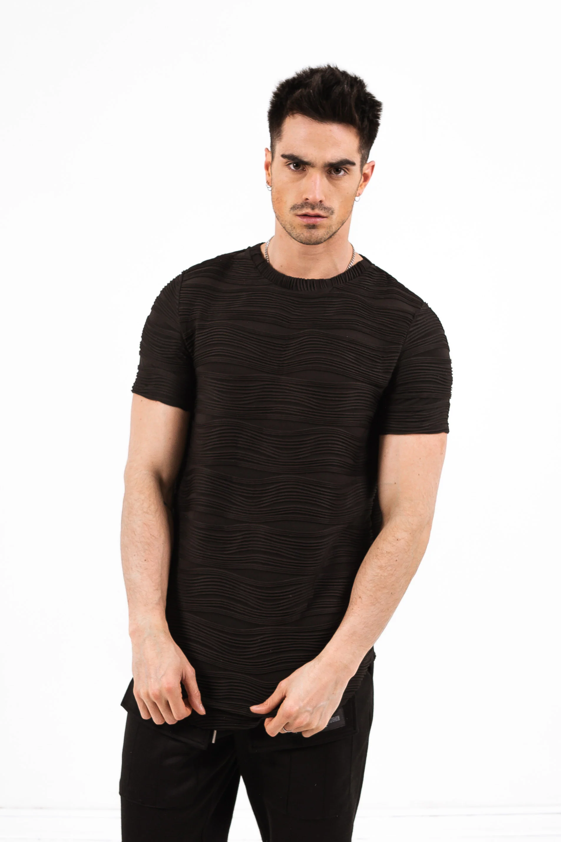 T-shirt relief noir - Image 2