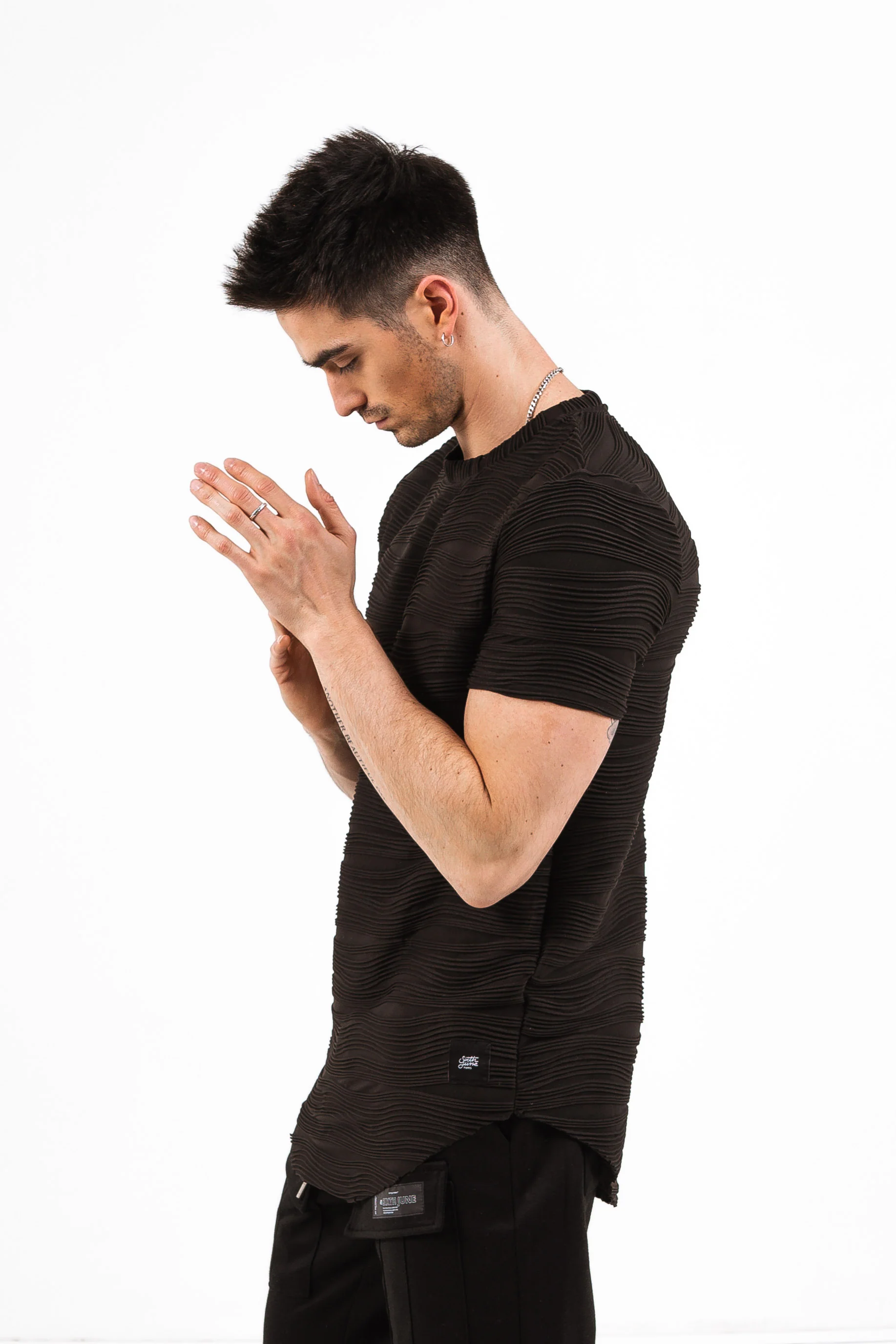 T-shirt relief noir - Image 3
