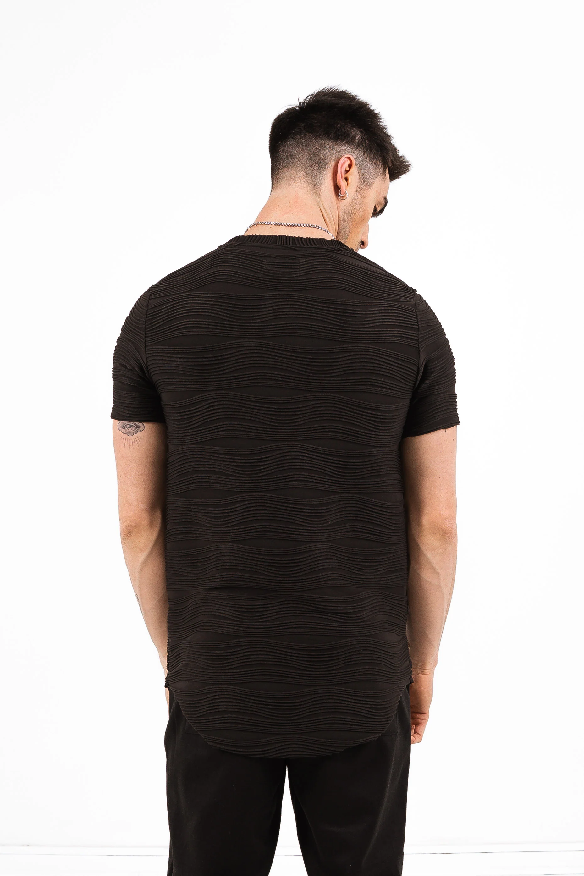 T-shirt relief noir - Image 4