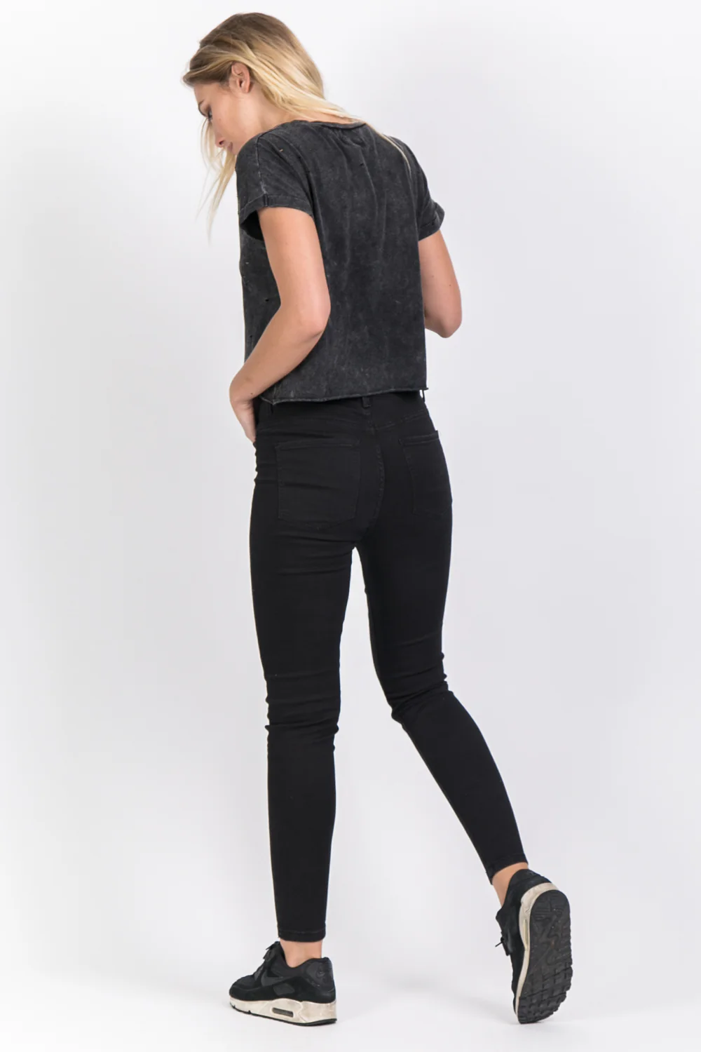 T-shirt trous Feminist col noir - Image 3