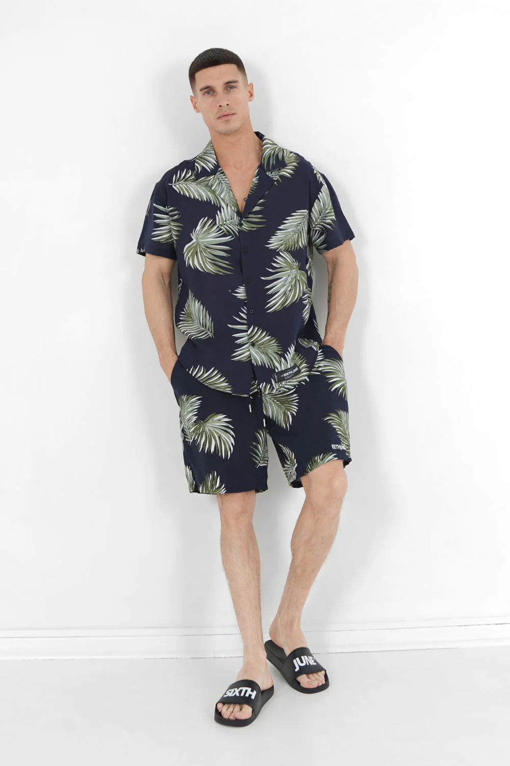 Short fluide motif tropical Bleu foncé - Image 6