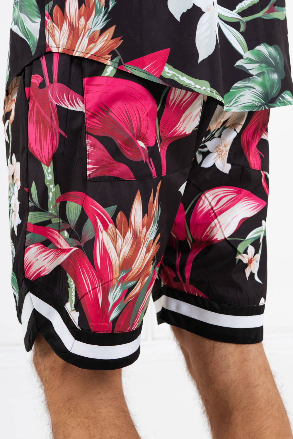 Short à fleurs fluide noir - Image 3