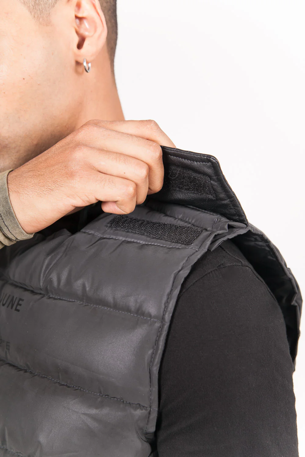 Veste réfléchissante matelassée sans manches logo noir - Image 5